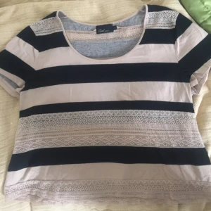  - Jättesöt topp med ränder och spets! Sitter löst och luftigt - perfekt till sommaren! Använd ett par gånger men i gott skick. Kan mötas upp i Stockholm eller Uppsala samt posta (köparen står för frakten) :) 