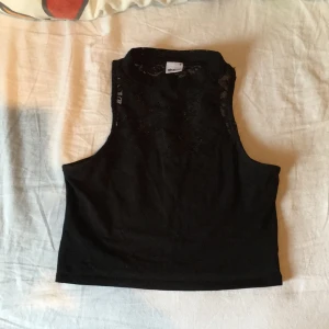  - Croptop med halvpolo från Gina Tricot. Överdelen är i spets.
