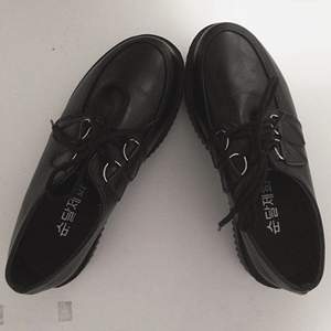 Svarta skor med 4 cm platå köpta jag från Korea som köpte för 500  | Aldrig använd 👌🏻| De är helt rena ✨