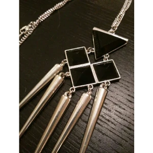  - Långt halsband från Ginatricot
Aldrig använd