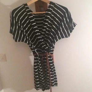  - Playsuit med brunt skärp, sitter otroligt snyggt på! Kan frakta eller mötas upp i Stockholm 💕