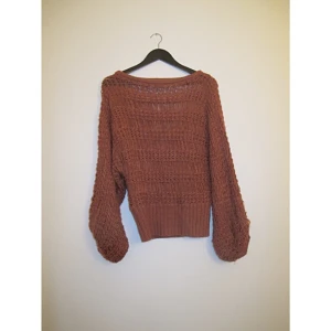  - En roströd mysig tröja med stora ärmar, från New Yorker. Använd 1-2 gånger! Frakt 56kr✨