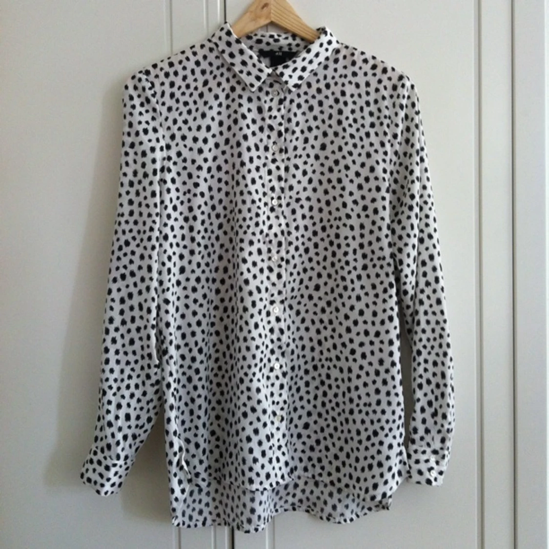 Vit skjorta med svarta prickar/ fläckar