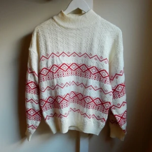  - Superfin stickad halvpolo från Beyond retro. Använd en gång och säljer för att den sällan kommer till användning. 