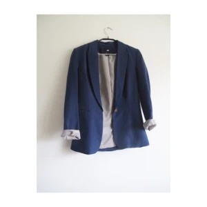  - Marinblå kavaj från H&M i storlek 34. Knappt använd! Frakt 65kr✨