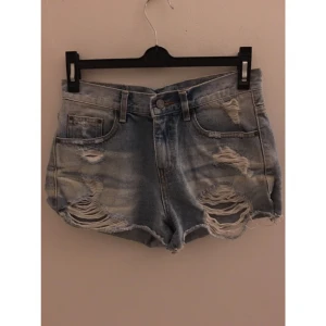  - As snygga shorts med slitningar, endast testade. Nypris 499:-. 