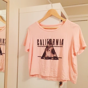  - T-shirt från American Eagle, köpt i USA. Verkligen jättemjukt material. Är i strl S men ska den användas som magtröja passar den en M/L. Frakt inkluderad i priset