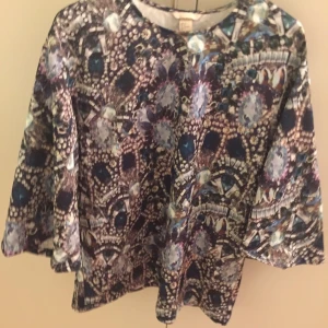  - Superfin blingad tröja från h&m-trend. Använd en gång. Utsvängd ärm. Lite längre i modellen. 

Storlek 38. Eller M. 

Frakt blir 28kr. Har swish. 