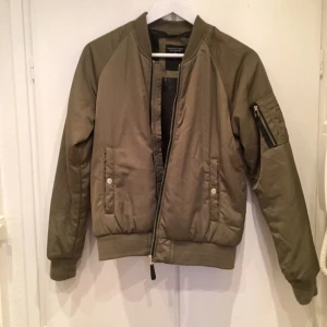  - Nästan helt oanvänd grön bombarjacka. 