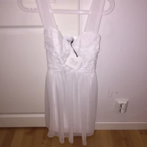  - Vit klänning från Nelly, märket Oneness. Aldrig använd, prislapp kvar! Storlek 38/M. Googla "Nelly Oneness Sunny Dress" för fler bilder! Nypris 400 kr. Blev slutsåld på Nellys hemsida direkt (två år sedan).  Tar swish!