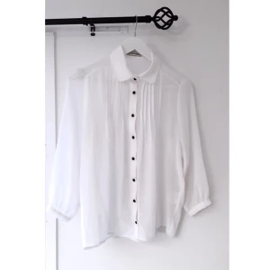  - Somrig blus med snygga detaljer letar ny ägare! Passar S som M utan problem, knappt använd