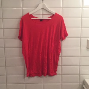  - Klarröd ganska tunn T-shirt ifrån Gina Tricot som aldrig riktigt är använd, därför i mycket bra skick!
Storlek M men kan passa L också!