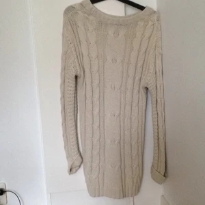  - Stickad tröja från Cubus i storlek S. Passar både större och mindre storlekar beroende på hur man vill passformen, jag är S och på mig är den oversize. 