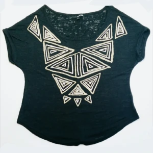  - Snugg top från Tall Weijl i storlek S/M med glitteiga detaljer (guld och rosa)
⭐Frakten ingår⭐