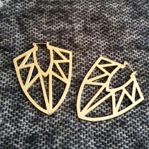  - Guld färgade geometriska örhängen från H&M, aldrig använda. 