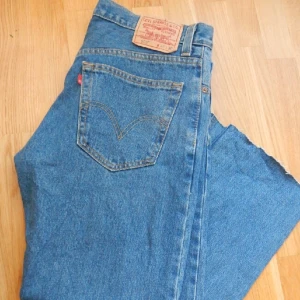  - Levisjeans som jag har klippt av lite nedtill. Fint second hand - skick!