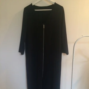  - Mörkblå tunn kappa från Zara