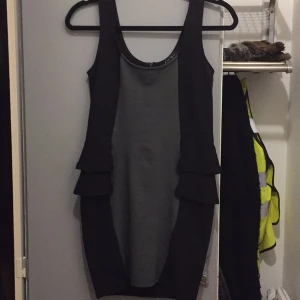  - Snygg militärgrön/svart klänning med volang på baksidan från new yorker 👌