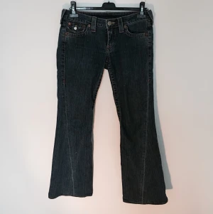  - Utsvängda jeans från True Religion.

Jeansen har den klassiska blåa färgen och sitter som en smäck över rumpan. 