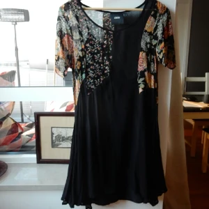  - Sjukt söt och charmig klänning från Asos. Det övre lagret är lite transparent (se bild 2) och det understa lagret är mer täckande. Mer en stl 40 än 42. Använd 2 gånger och säljes pga för stor för mig. 