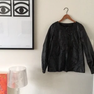  - Fin skinnjacka från soaked. Fin kvinnlig figur men markerad midja.  Köparen betalar eventuell frakt