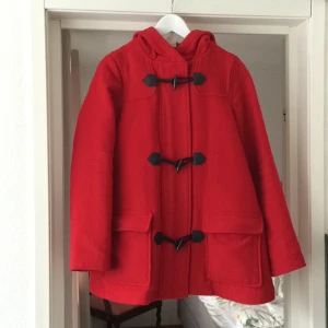  - Jättefin duffel från Monki. Stl XS men passar även S och M. Perfekt nu till vårvintern och sen till hösten igen. Med en tjock tröja funkar den även på vintern. 
Superfint skick. Går precis nedför rumpan på mig som är 169 cm. Nypris 1000 kr