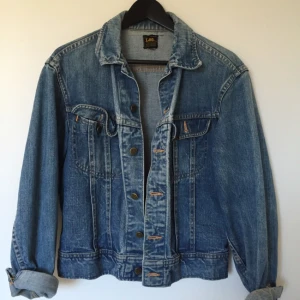  - Äkta Lee-jeansjacka, superskick 👌🏽 fin tvätt och helt intakt med alla originalknappar osv. Frakt tillkommer!