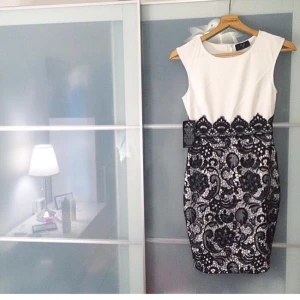  - Underbar svart vit klänning från Nelly.
Tags kvar! Helt oanvänd.

Storlek S passar en XS/S
200kr + frakt eller kan mötas upp