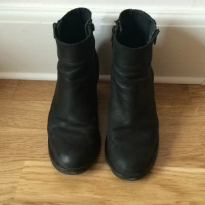  - Svarta skin skor från Scorett! Köpare betalar frakten. Kan även mötas upp i Örebro! 