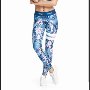 Stronger Fiji Tights - Fiji Tights från Stronger - helt slutsålda överallt. Använda ett fåtal gånger men i fräscht skick. Inköpta för 599kr💞 Köparen står för frakt