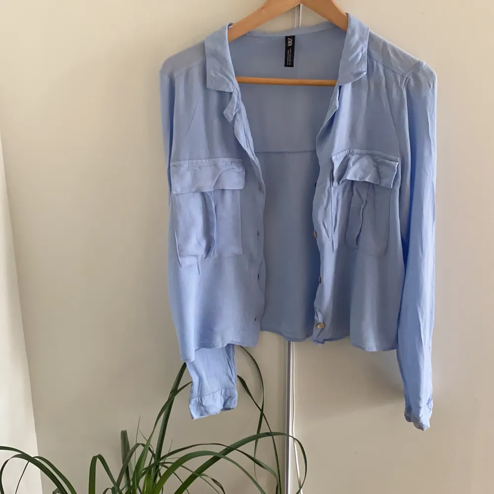 💙En skjorta/blus från Zara i storkel S, mer mot XS. Den är i luftigt och lätt material. 💙. Skjortor.