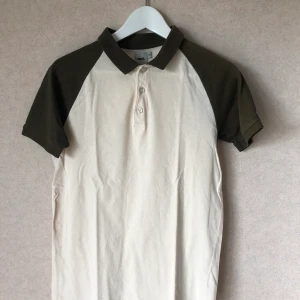 T-shirt  - Gräddvit/Skogsgrön t-shirt från Asos. Storlek S