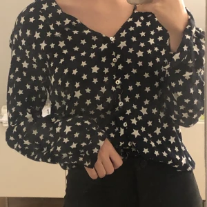Blus med stjärnor på från zara💕 - Blus med stjärnor på från zara💕 köparen står för frakt