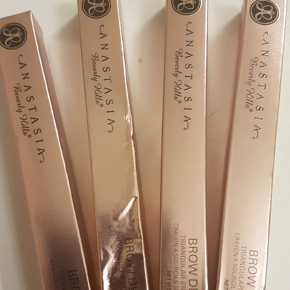 Har 4st ABH Brow Definer, 1st dark brown och 3st chocolate. Säljer pga att jag gått över till pomade istället. 130kr/styck. Oanvända såklart. 🌸. Övrigt.