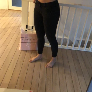 Svarta strechiga Jeans från Vila - Super sköna, sitter snyggt på! Fler bilder kan skickas vid fråga!