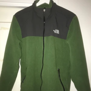 The north face fleecetröja  - Mossgrön fleecetröja från the north face, den är i väldigt fint skick men kommer inte till användning, s men passar mig som är s/m, frakt tillkommer:)