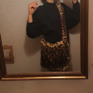 Fluffig Väska - Säljer denna fluffiga väska inspirerad av UNIF väska. Har sytt den själv. Den har ett svart inerrtyg. Skriv för fler bilder.🐆 Budgivning vid stort intresse.