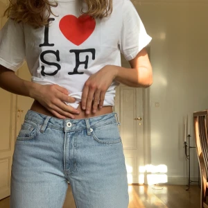 Jeans - Ljusa jeans från Gant! Köpta på Arkivet i Sthlm förra sommaren, är i storlek 27 i midjan och 32 i längden! Inga defekter förutom en ”ögla” som gått sönder (se bild 2) så därav priset, detta går enkelt att fixa med nål & tråd🌻🌻