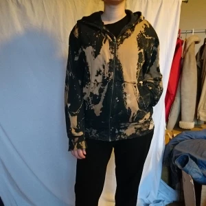 Tiedyetröja - Cool gammal tröja, väl använd, lite små hål på sina ställen, men fortfarande snygg och användbar! 