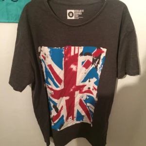  - Tröja med flagga på, aldrig använd, storlek m :)
