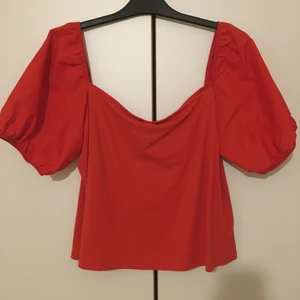 Puffärmad orange top | Oanvänd | XL - Puffärmad orange top från hm! Storlek XL, aldrig använd. Inget trasigt, sann i storlek. 50kr, köparen står för frakten