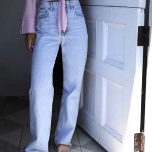 Zaras full 90s full length jeans i storlek 36. Säljer för 200 kr. Klippt av dom så de är lite kortare. Möts upp i Stockholm eller faktar! Säg till om du vill ha flera bilder, så fixar jag det!💜