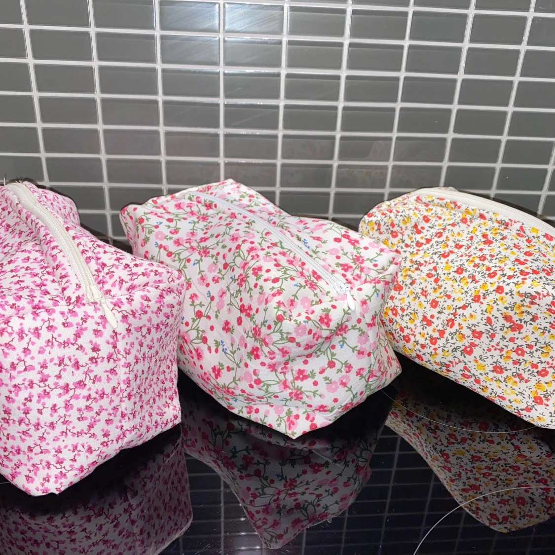 Blommiga necessärerer