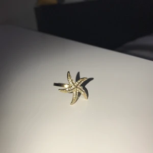 Guldring med diamanter  - En guldring med diamanter formad som en sjöstjärna. Aldrig använd. Kan frakta. Inte äkta guld eller diamanter.