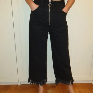 Svarta jeans - Svarta jeans med fransar längst ner. Använd fåtal gånger. Köpt i Italien så okänt märke. Jag e 163 cm lång. Storlek 36 ish. 