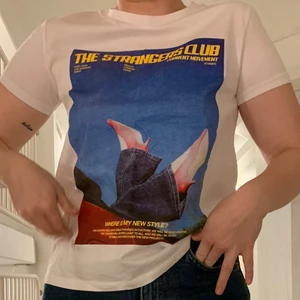 t-shirt med tryck från zara 🐳 - En vit t-shirt med tryck från zara. Aldrig använd 🐛 Pristet går alltid att diskutera!!