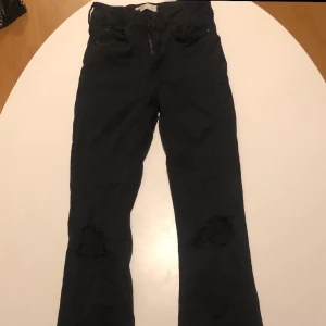 Bootcut Jeans med hål - Dom sitter jätte bra. FRAKT TILLKOMMER