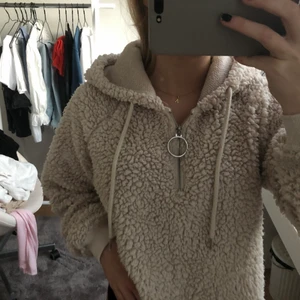 Teddy tröja - Säljer denna mysiga Teddy tröja med luva från bikbok💕 super bra skick💕