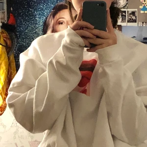 Sweatshirt, storlek M - swetshirt från carlings. Som ny, bara använde ett få tal gånger. Har inga fläckar alls trots den vita färgen. Använde den själv som en oversized tröja. Den funkar det mesta och är väldigt bekväm💕