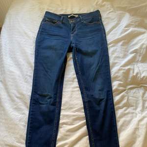 Mörkblåa jeans från Levis i storlek 28. Använda fåtal gånger. Nypris: 1000. Mitt pris: 450